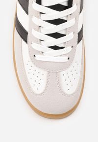 Renee - Biało-Czarne Sneakersy w Stylu Klasycznych Tenisówek Zdobione Przeszyciami Ivelfia. Okazja: na co dzień, na spacer. Kolor: biały. Materiał: jeans. Wzór: aplikacja. Sport: turystyka piesza #8