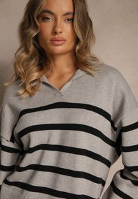Renee - Czarno-Szary Sweter w Paski z Dekoltem w Serek z Kołnierzykiem Ralinavia. Okazja: na co dzień. Typ kołnierza: dekolt w serek. Kolor: czarny. Materiał: jeans. Długość rękawa: długi rękaw. Długość: długie. Wzór: paski. Styl: casual, klasyczny #4