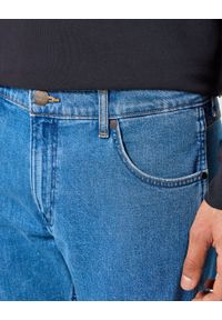 Wrangler - WRANGLER MĘSKIE SPODNIE JEANSOWE GREENSBORO SADDLESTONE 112355021 W15Q017423