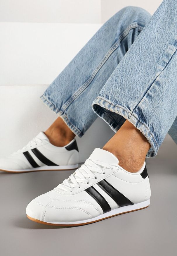 Born2be - Biało-Czarne Sznurowane Sneakersy w Stylu Tenisówek Liavessa. Kolor: biały. Materiał: jeans. Obcas: na płaskiej podeszwie