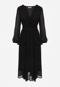 Renee - Czarna Rustykalna Sukienka Wieczorowa z Falbanami i Marszczeniem w Talii Himereanes. Typ kołnierza: kołnierz z falbankami. Kolor: czarny. Materiał: tkanina. Wzór: gładki, aplikacja. Typ sukienki: rozkloszowane. Styl: wizytowy #2