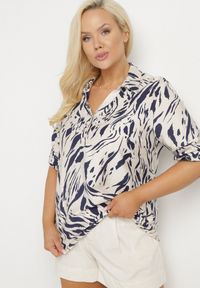 Born2be - Granatowa Koszula z Wiskozą z Podpinanymi Rękawami Redolia. Okazja: na co dzień. Typ kołnierza: dekolt w serek. Kolor: niebieski. Materiał: wiskoza. Styl: elegancki, casual, klasyczny #3