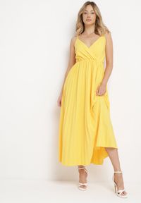 Born2be - Żółta Rozkloszowana Sukienka Długa z Kopertowym Dekoltem na Ramiączkach Asmerria. Kolor: żółty. Długość rękawa: na ramiączkach. Typ sukienki: kopertowe. Styl: elegancki. Długość: maxi #1