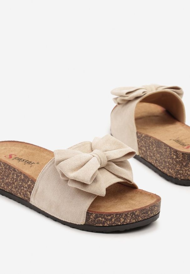 Born2be - Beżowe Klapki na Korkowym Koturnie z Kokardą Zarvessa. Okazja: na co dzień. Kolor: beżowy. Materiał: jeans. Obcas: na koturnie. Styl: elegancki, casual
