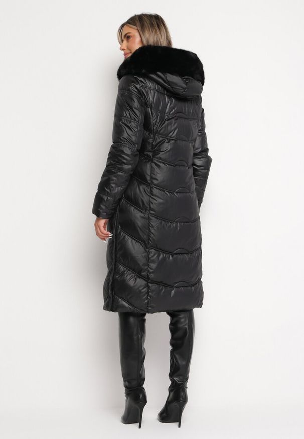 Born2be - Czarna Pikowana Kurtka Płaszcz za Kolano z Kapturem i Futerkiem Naelora. Okazja: na co dzień, na spacer. Typ kołnierza: kaptur. Kolor: czarny. Materiał: futro. Styl: casual, klasyczny