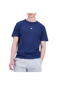 Koszulka New Balance MT31504NNY - granatowa. Kolor: niebieski. Materiał: bawełna, tkanina, skóra. Długość rękawa: krótki rękaw. Długość: krótkie