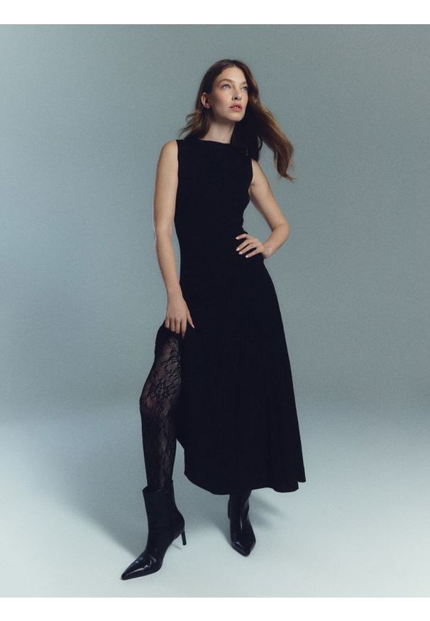 Reserved - Sukienka maxi z plisowaniem - czarny. Kolor: czarny. Materiał: wiskoza, dzianina. Długość: maxi