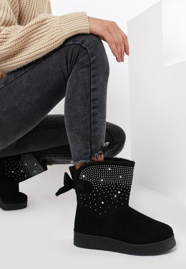 Born2be - Czarne Śniegowce Stikine. Wysokość cholewki: za kostkę. Zapięcie: bez zapięcia. Kolor: czarny. Materiał: futro, materiał, satyna. Szerokość cholewki: szeroka