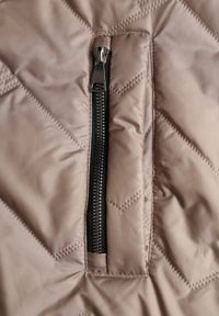 Born2be - Ciemnobeżowa Przejściowa Pikowana Kurtka z Odpinanym Kapturem Nevistta. Okazja: na spacer, na co dzień, do pracy. Kolekcja: plus size. Kolor: beżowy. Materiał: poliester, jeans. Styl: casual, elegancki #3