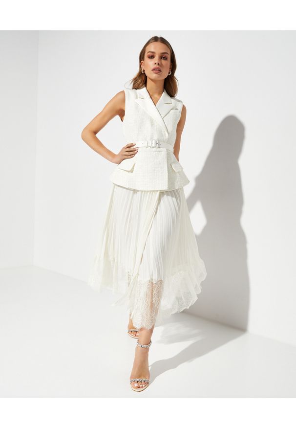 SELF PORTRAIT - Biała sukienka midi z plisowaniem. Kolor: biały. Materiał: żakard, koronka. Wzór: koronka. Typ sukienki: plisowane, dopasowane. Długość: midi