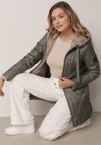 Born2be - Zielona Pikowana Kurtka Przejściowa Parka z Kapturem o Długim Kroju z Ozdobą Isaline. Okazja: na co dzień. Typ kołnierza: kaptur. Kolor: zielony. Materiał: poliester, dresówka. Długość: długie. Wzór: aplikacja. Styl: casual, klasyczny #4