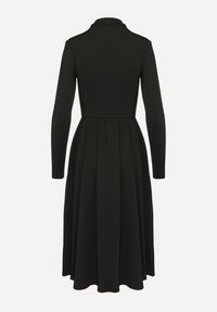 Born2be - Czarna Rozkloszowana Sukienka z Ozdobnym Wycięciem i Usztywnioną Linią Ramion Rivfedi. Okazja: na imprezę, na co dzień. Kolor: czarny. Długość rękawa: długi rękaw. Typ sukienki: proste. Styl: casual, elegancki #3