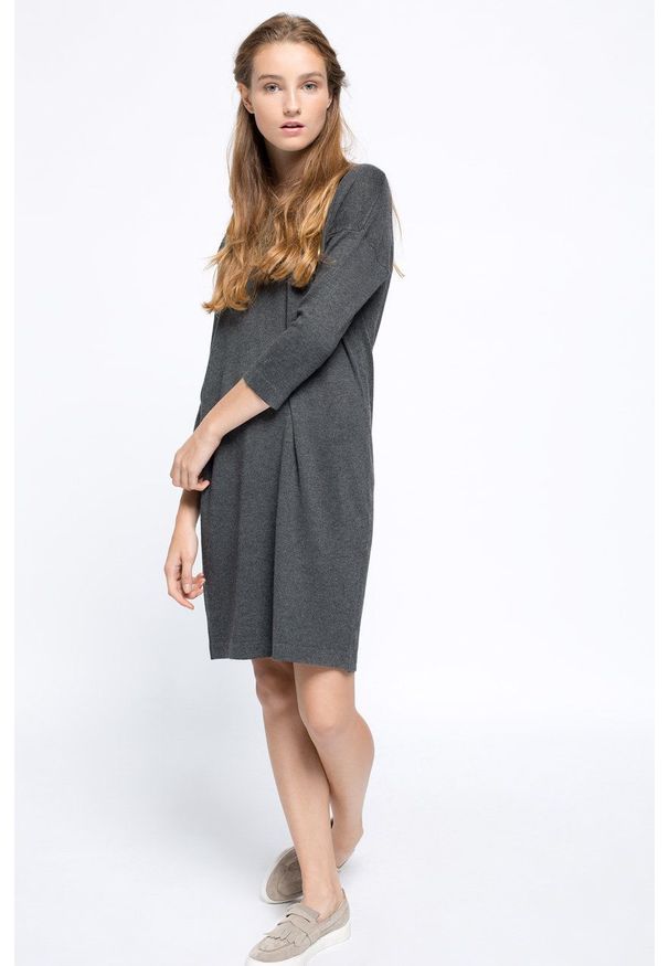Vero Moda Sukienka kolor szary mini prosta. Okazja: na co dzień. Kolor: szary. Materiał: dzianina. Wzór: gładki. Typ sukienki: proste. Styl: casual. Długość: mini