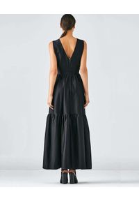 CASTELLANI - Czarna sukienka maxi z kieszeniami. Typ kołnierza: dekolt w kształcie V. Kolor: czarny. Materiał: bawełna. Długość rękawa: na ramiączkach. Długość: maxi
