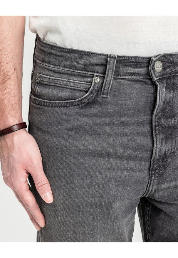 Lee - MĘSKIE SPODNIE JEANSOWE LEE AUSTIN DARK SMOKE 112355803. Okazja: na co dzień. Styl: elegancki, casual, klasyczny