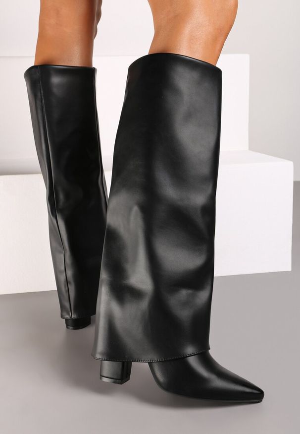 Renee - Czarne Kozaki na Słupku Ozdobione Wywiniętą Cholewką Heslia. Okazja: na co dzień. Kolor: czarny. Materiał: jeans. Szerokość cholewki: normalna. Wzór: aplikacja. Obcas: na słupku. Styl: casual, boho, elegancki, klasyczny