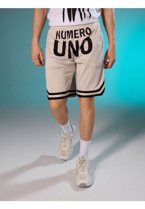 Sinsay - Szorty z napisem Numero Uno - kremowy. Kolor: kremowy. Wzór: napisy