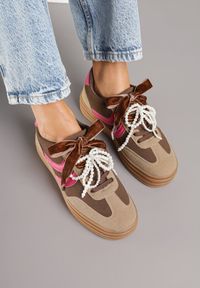 Renee - Brązowe Sneakersy Tenisówki na Tłoczonej Platformie Ozdobione Perłami Ashinne. Okazja: na co dzień. Kolor: brązowy. Wzór: aplikacja. Obcas: na platformie #6