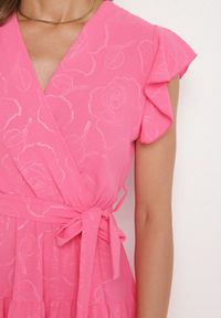 Born2be - Fuksjowa Kopertowa Sukienka Ozdobiona Falbanami i Paskiem Liliessa. Okazja: na co dzień. Typ kołnierza: dekolt w kształcie V. Kolor: różowy. Wzór: aplikacja. Typ sukienki: kopertowe. Styl: klasyczny, casual, elegancki #3