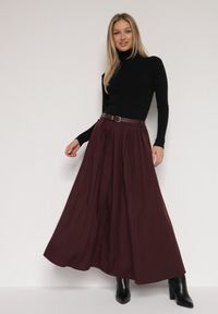 Born2be - Bordowa Wiskozowa Spódnica o Rozkloszowanym Kroju z Paskiem z Klamrą Lawedisa. Okazja: na co dzień, do pracy, na spotkanie biznesowe. Kolor: czerwony. Materiał: wiskoza. Styl: biznesowy, klasyczny, casual, elegancki #3