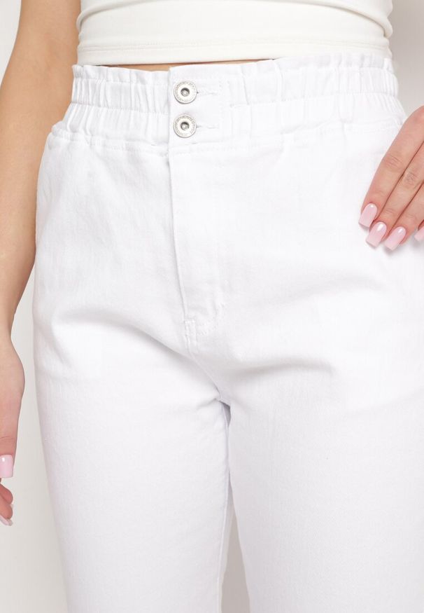 Born2be - Białe Jeansy Mom Fit z Elastycznej Bawełny Lapiras. Okazja: na co dzień. Stan: podwyższony. Kolor: biały. Wzór: aplikacja. Styl: wizytowy, elegancki, casual