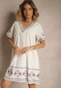 Renee - Fioletowa Pudełkowa Sukienka z Bawełny w Hafty w Stylu Boho Felkio. Okazja: na co dzień. Typ kołnierza: dekolt w kształcie V. Kolor: fioletowy. Materiał: bawełna. Długość rękawa: krótki rękaw. Wzór: haft. Typ sukienki: proste. Styl: boho
