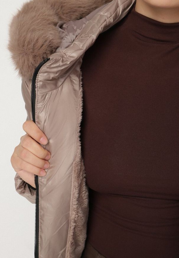 Born2be - Ciemnobeżowa Pikowana Kurtka z Kapturem z Futerkiem Azilma. Okazja: na spacer, na co dzień. Typ kołnierza: kaptur. Kolekcja: plus size. Kolor: beżowy. Materiał: futro. Wzór: aplikacja. Styl: casual, klasyczny