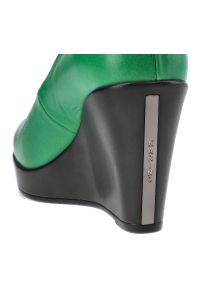 Zielone Czółenka Karino Damskie Półbuty Na Koturnie. Okazja: do pracy, na co dzień, na spotkanie biznesowe. Zapięcie: bez zapięcia. Kolor: zielony. Materiał: skóra. Szerokość cholewki: normalna. Wzór: gładki. Obcas: na koturnie. Styl: casual, klasyczny, biznesowy #8