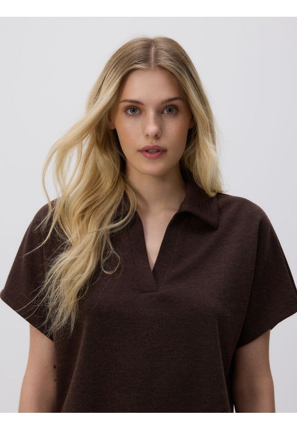 Reserved - Bluzka z otwartym kołnierzykiem - ciemnobrązowy. Kolor: brązowy. Materiał: dzianina