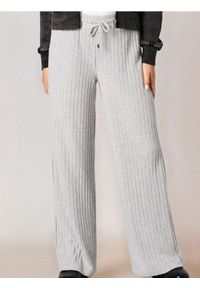 Sinsay - Prążkowane spodnie wide leg - szary. Kolor: szary. Materiał: prążkowany #1