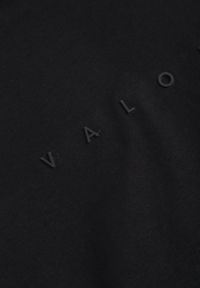 Born2be - Czarna Koszulka T-shirt z Bawełny Ozdobiona Napisem Palidia. Okazja: na co dzień. Typ kołnierza: kaptur. Kolor: czarny. Materiał: bawełna. Wzór: napisy, aplikacja. Styl: casual #3