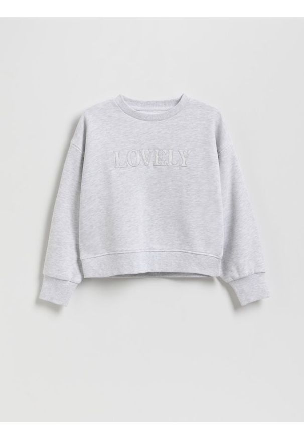 Reserved - Bluza z haftowanym napisem - jasnoszary. Kolor: szary. Materiał: bawełna, dzianina. Wzór: napisy, haft