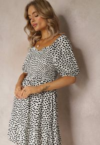 Renee - Biała Rozkloszowana Sukienka Mini w Kropki z Wiskozy Ozdobiona Falbanką Aulian. Kolor: biały. Materiał: wiskoza. Wzór: aplikacja, kropki. Długość: mini