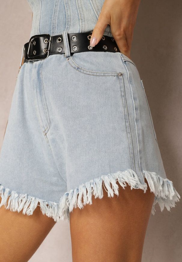 Renee - Jasnoniebieskie Szorty z Paskiem z Imitacji Skóry Ozdobione Postrzępionymi Krawędziami Lienara. Okazja: na co dzień. Stan: podwyższony. Kolor: niebieski. Materiał: skóra. Wzór: aplikacja. Sezon: lato. Styl: casual, elegancki