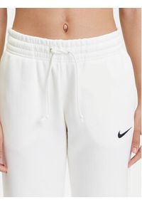 Nike Spodnie dresowe Phoenix Fleece FZ7626 Biały Regular Fit. Kolor: biały. Materiał: bawełna