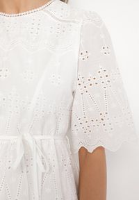 Born2be - Biała Bawełniana Ażurowa Sukienka Ozdobiona Paskiem Zelozi. Okazja: na co dzień. Kolor: biały. Materiał: bawełna. Wzór: aplikacja, ażurowy. Styl: casual, elegancki #7