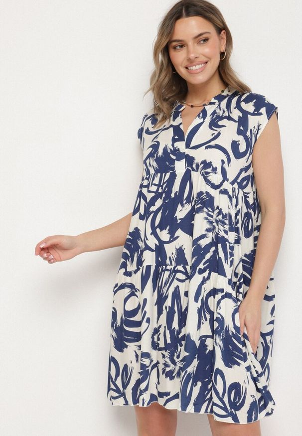 Born2be - Niebieska Bawełniana Sukienka z Abstrakcyjnym Wzorem Lioraia. Okazja: na co dzień. Typ kołnierza: dekolt w kształcie V. Kolor: niebieski. Materiał: bawełna. Długość rękawa: krótki rękaw. Typ sukienki: proste. Styl: elegancki, casual