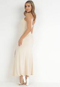Born2be - Jasnobeżowa Sukienka Zaincoze. Typ kołnierza: dekolt w serek. Kolor: beżowy. Materiał: dzianina. Długość rękawa: na ramiączkach. Wzór: jednolity. Długość: maxi #3