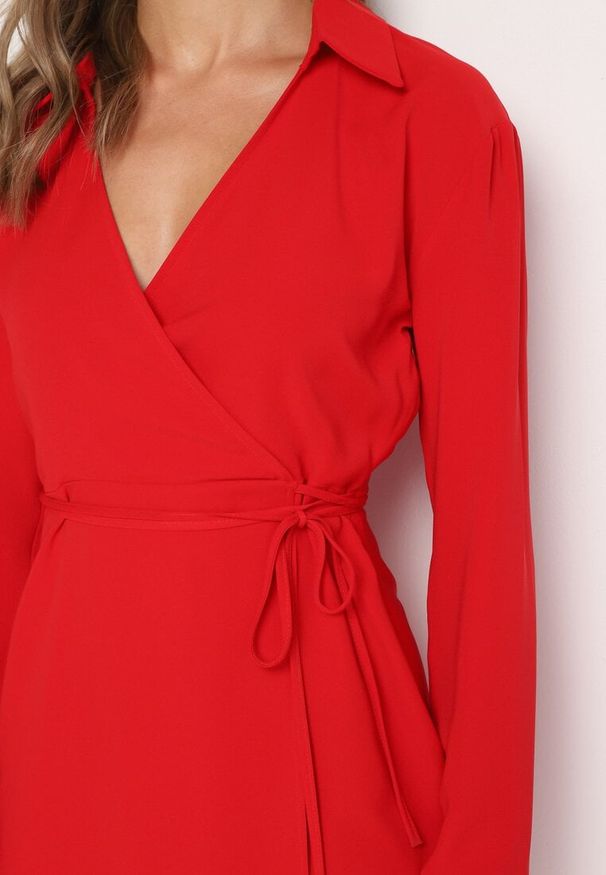 Born2be - Czerwona Sukienka Kopertowa z Cienkim Sznureczkiem w Talii Perlea. Okazja: na co dzień. Kolor: czerwony. Materiał: skóra. Typ sukienki: kopertowe. Styl: casual, klasyczny