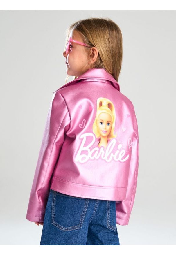 Sinsay - Błyszcząca ramoneska z nadrukiem na plecach Barbie - różowy. Kolor: różowy. Wzór: nadruk