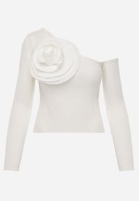 Renee - Biała Bluzka z Asymetryczną Górą Ozdobiona Dużą Aplikacją Kwiatem Viacinta. Okazja: na spotkanie biznesowe, na co dzień. Kolor: biały. Materiał: jeans. Wzór: aplikacja, kwiaty. Styl: elegancki, biznesowy, casual #7
