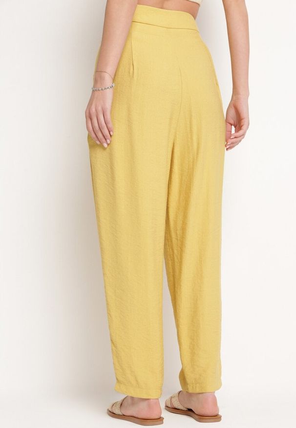 Born2be - Żółte Spodnie z Wysokim Stanem i Cyrkoniami Uzilina. Okazja: na co dzień. Stan: podwyższony. Kolor: żółty. Wzór: aplikacja. Styl: casual, elegancki, klasyczny