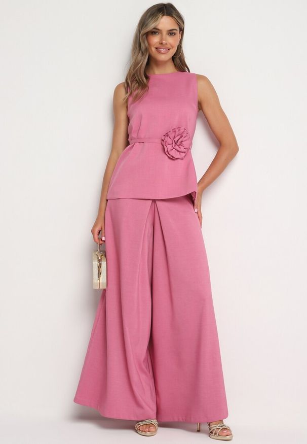 Born2be - Różowy Komplet Bluzka z Aplikacją w Kształcie Kwiatu Szerokie Spodnie Vieviana. Kolor: różowy. Materiał: materiał. Wzór: aplikacja, kwiaty