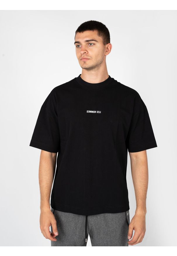 Les Hommes T-Shirt "Happy Pictures" | LBT1015700P | Mężczyzna | Czarny. Okazja: na co dzień. Kolor: czarny. Materiał: bawełna. Wzór: nadruk. Styl: klasyczny, elegancki, casual