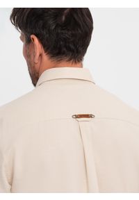 Ombre Clothing - Koszula męska lniana z klasycznym kołnierzykiem i kieszeniami REGULAR FIT – kremowa V3 - Rozmiar: XL. Okazja: na co dzień. Typ kołnierza: kołnierzyk klasyczny. Kolor: kremowy. Materiał: len. Długość: długie. Wzór: aplikacja. Sezon: wiosna, lato. Styl: klasyczny #7