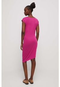 medicine - Medicine sukienka kolor różowy mini dopasowana. Kolor: różowy. Materiał: dzianina. Długość rękawa: krótki rękaw. Wzór: gładki. Typ sukienki: asymetryczne, dopasowane. Długość: mini #4