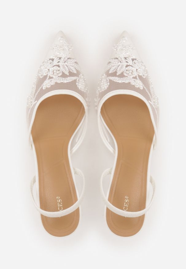 Renee - Białe Szpilki VICES Slingback z Noskami w Szpic Ozdobionymi Haftem i Koralikami Laraidina. Zapięcie: pasek. Kolor: biały. Materiał: satyna. Wzór: haft, aplikacja. Obcas: na szpilce