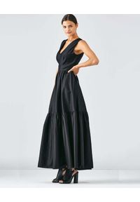 CASTELLANI - Czarna sukienka maxi z kieszeniami. Typ kołnierza: dekolt w kształcie V. Kolor: czarny. Materiał: bawełna. Długość rękawa: na ramiączkach. Długość: maxi #3