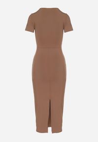 Born2be - Brązowa Sukienka Dopasowana Bodycon z Dekoltem w Serek Efricene. Okazja: na co dzień. Typ kołnierza: dekolt w serek. Kolor: brązowy. Materiał: jeans. Długość rękawa: krótki rękaw. Typ sukienki: bodycon. Styl: klasyczny, casual