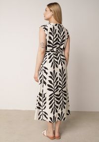 Born2be - Czarna Pudełkowa Sukienka Wiskozowa Bez Rękawów z Wiązanym Paskiem Fontalin. Okazja: na co dzień, do pracy. Kolor: czarny. Materiał: wiskoza. Długość rękawa: bez rękawów. Styl: boho, casual, elegancki #8